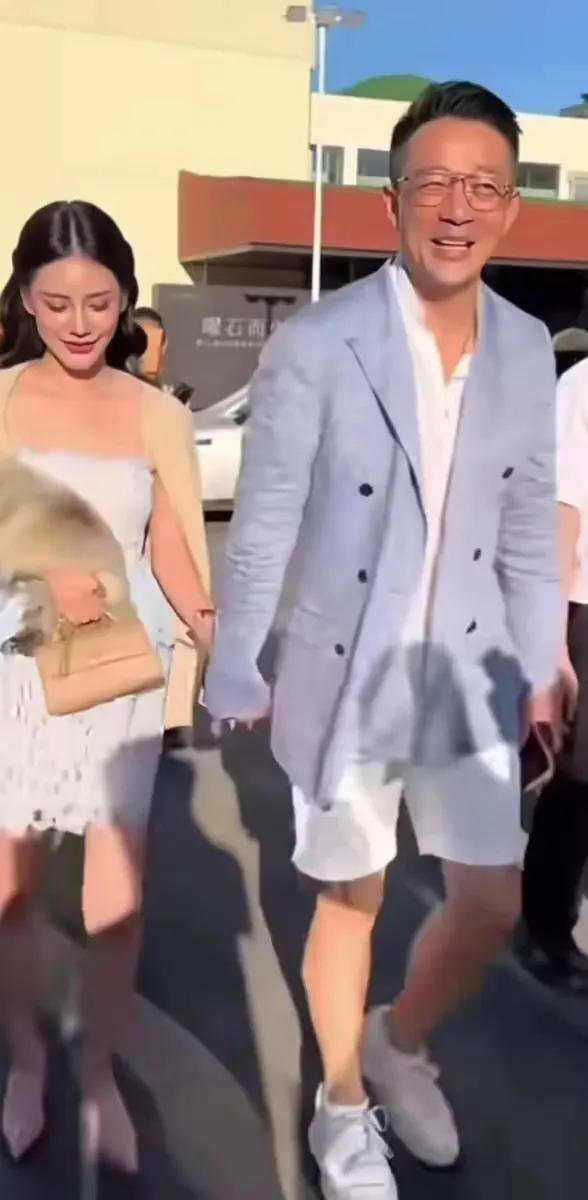 汪小菲夫妇狗粮撒不停!揭秘他们的甜蜜日常,甜到齁!