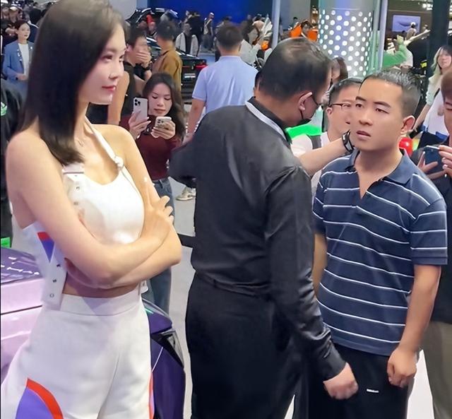 网红条纹哥遭全网封杀，在车展现场被参展商赶走，行为太低俗！