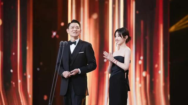 刘德华牵手女儿公开亮相!穿黑色系难掩男帅女美,相差40岁像情侣