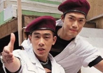 57岁陈小春近照曝光，衣品显老人味被围观，网友：我爷都不这么穿