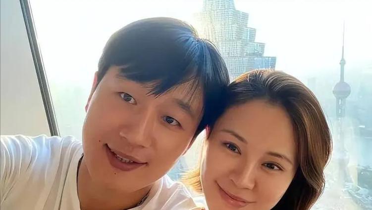 娱乐圈“最强师生恋”，让老师8年生3子，今把妻子宠成公主！