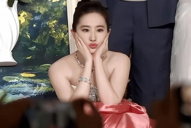 腰粗膀大、赘肉满满，忽胖忽瘦的刘亦菲哪来的底气“拽”？