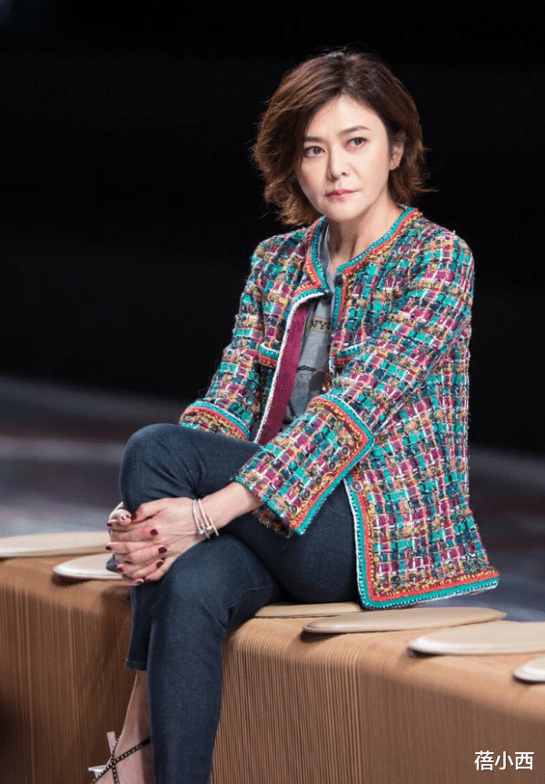 61岁关之琳剪了短发减龄20岁,穿绿外套配牛仔裤,完全没有大妈味