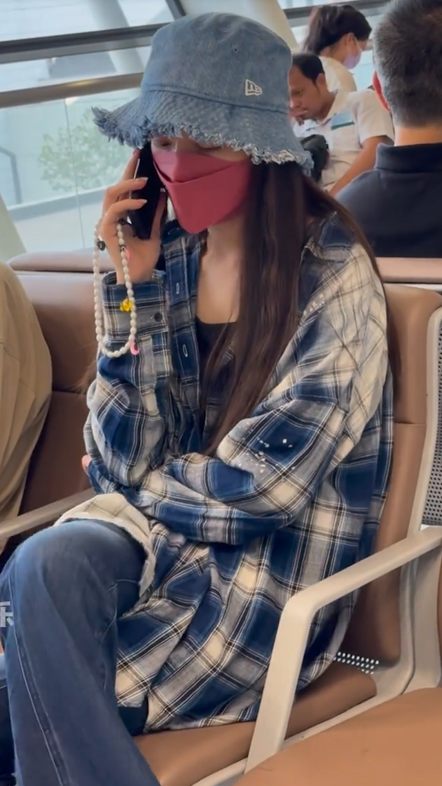 郭碧婷现身机场，打扮素雅低调，手上的珍珠项链抢镜，价格不菲