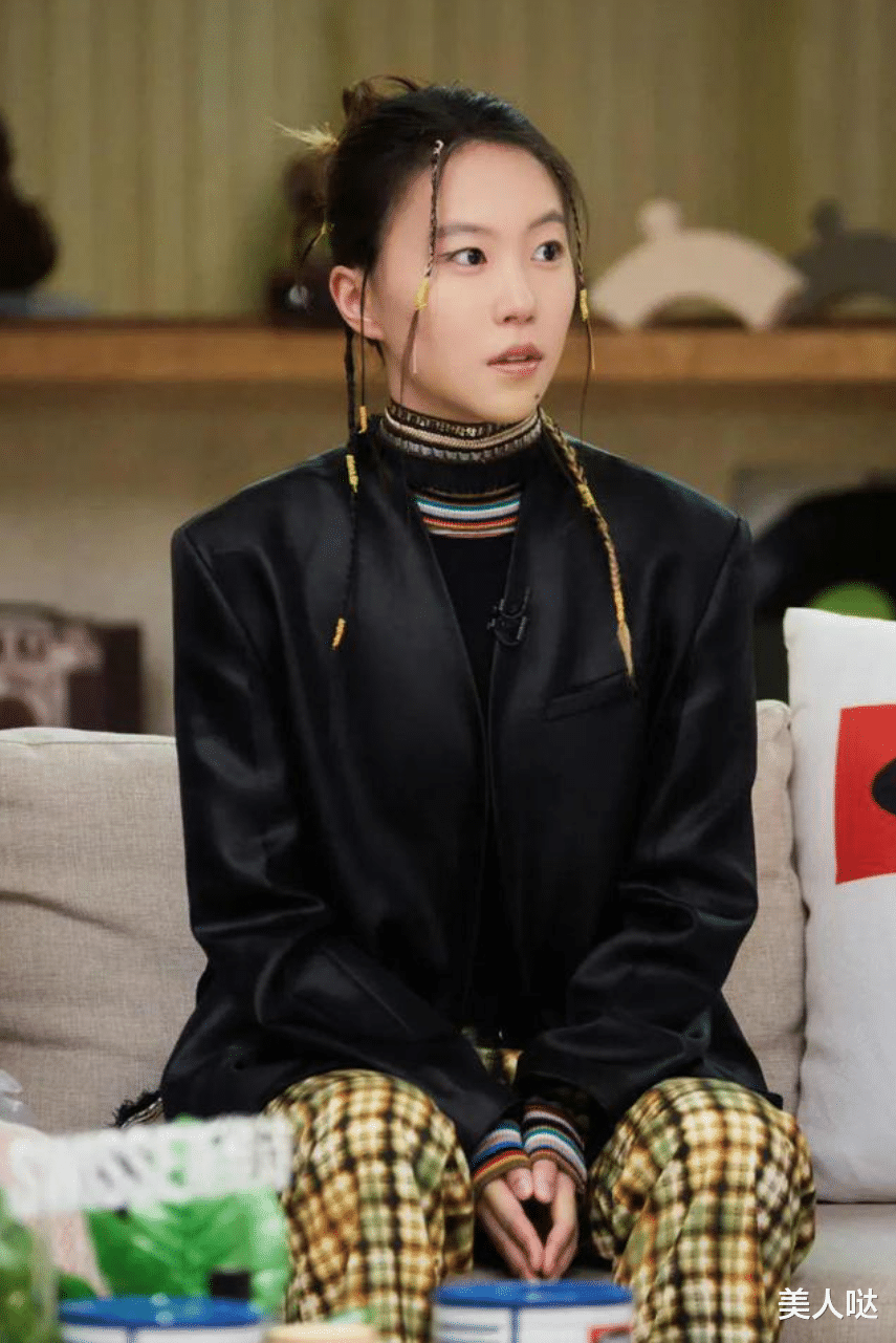 窦靖童换个发型美的像“整容”,烫卷发穿深V,时髦性感又高级!