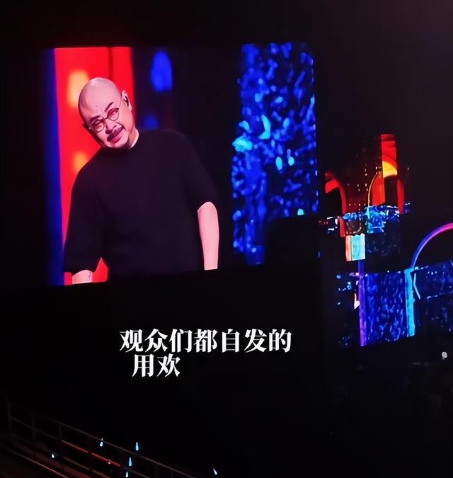 真低俗还是假专业?一场演唱会,台上几度哽咽,台下帮唱呐喊!