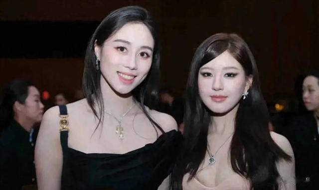 赵露思路透出镜颜值很一般,离开美图路人甲一枚,穿凉拖好邋遢!