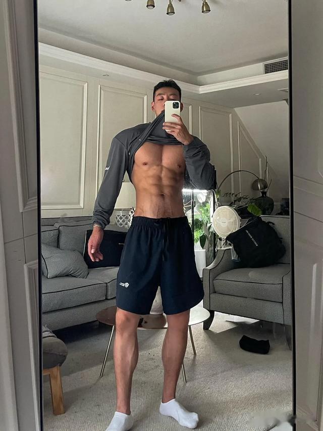 193cm魔鬼身材健身教练!肌肉线条赏心悦目