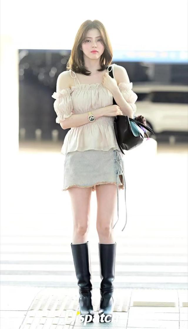 韩素希短发造型好萌妹,机场路透秀大长腿,无意暴露大腿内侧纹身