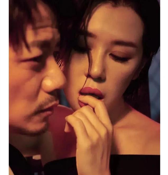 余男走红毯官宣结婚,露大片肚子肩膀,网友:跟向佐学的?不好看