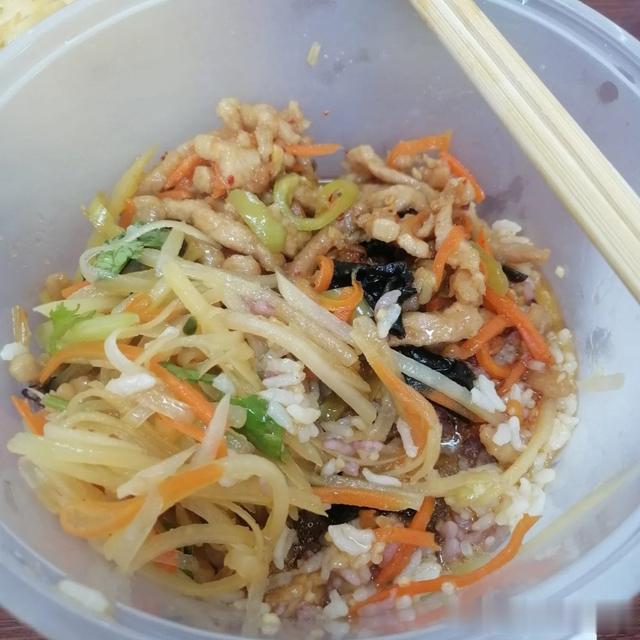 黑龙江小伙在街道工作,嫌10元午餐不好吃,网友:身在福中不知福