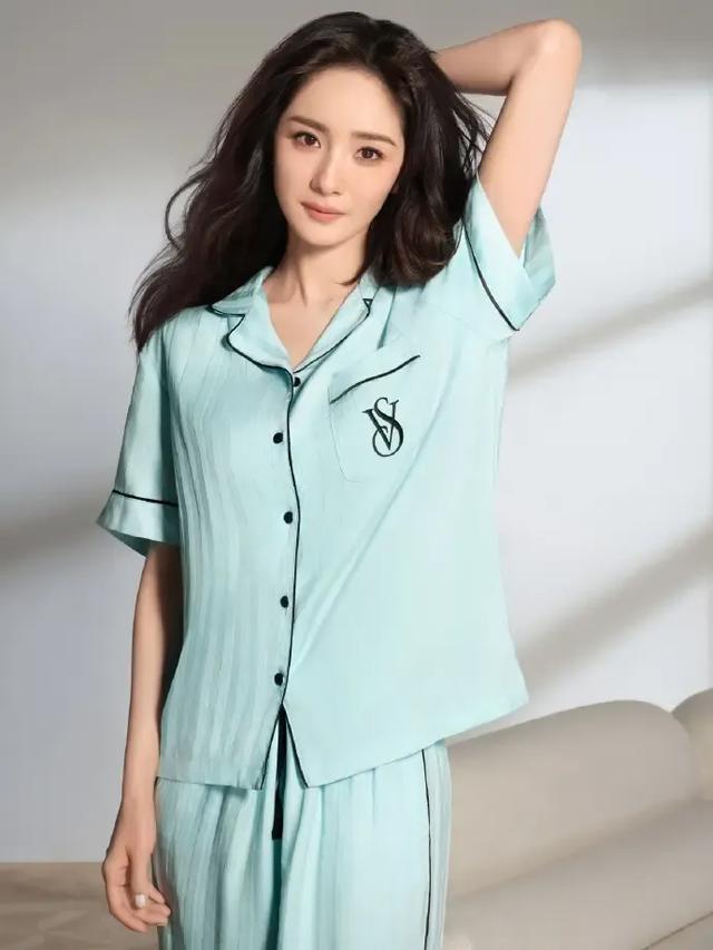 杨幂每一次的维密宣传美图,都是稳定发挥!