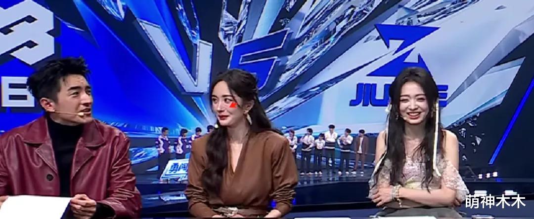 38岁杨幂和张艺谋同框,点头哈腰忙着社交,积极表现粉丝期待合作