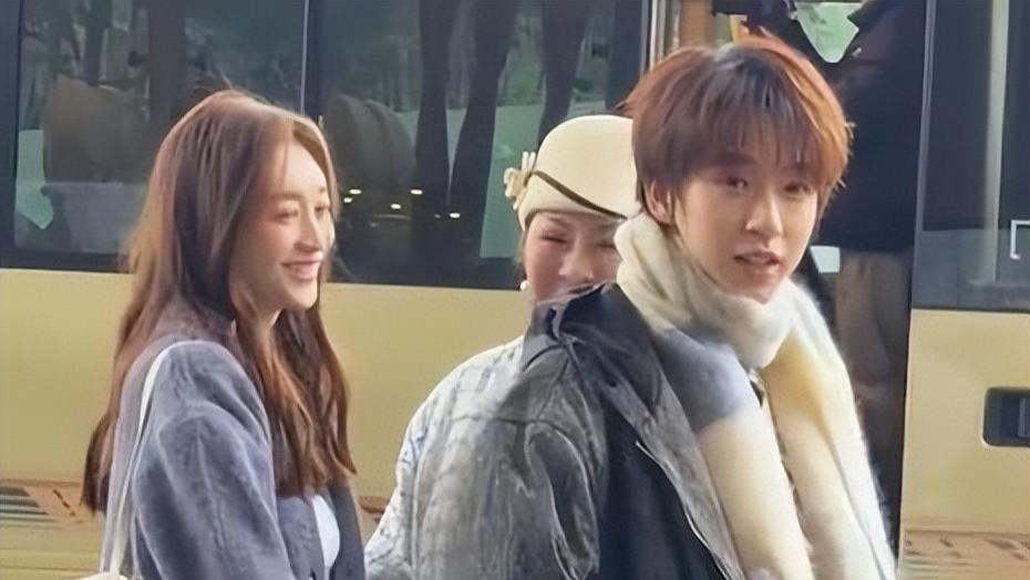 74岁刘晓庆扮大学生，与向太合影蹲前面，颜值被48岁李小冉碾压！