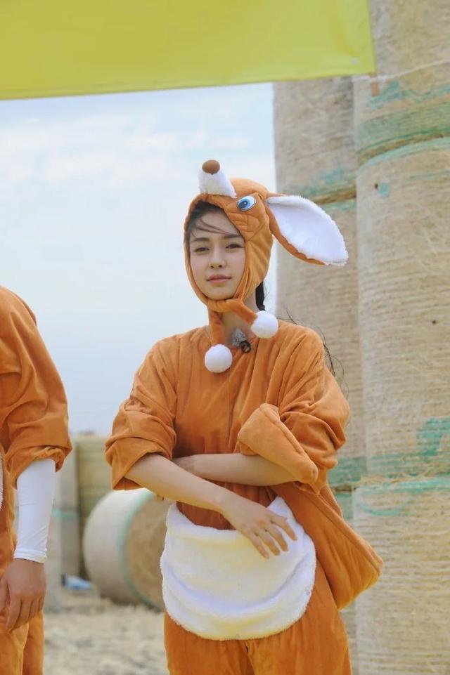 杨颖淡妆素雅的时候，惊为天人！扎个马尾搭普通T恤都能迷死人