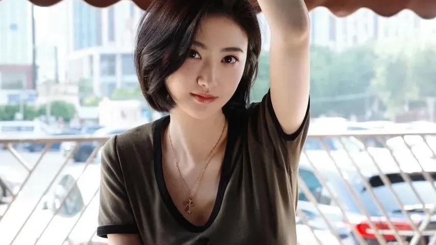 景甜剪完短发真是无人能敌，穿T恤＋短裤又欲又纯，蜜桃身材绝顶