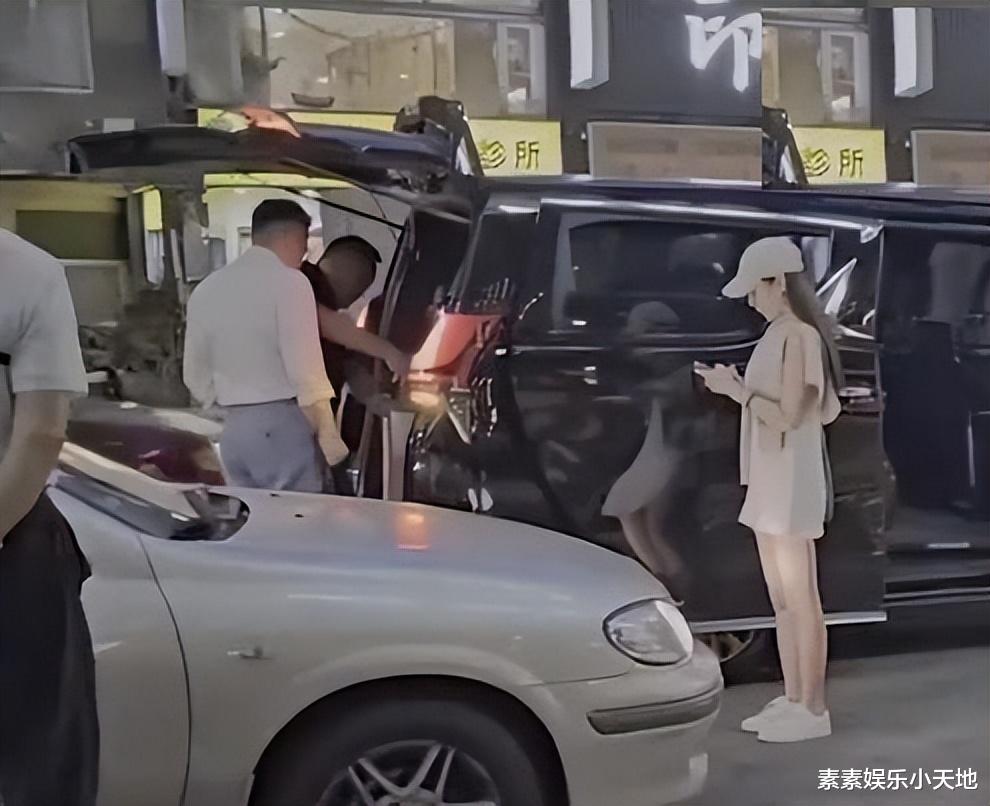 汪小菲给岳父岳母送大礼,手提高档礼盒非常礼貌,小梅笑个不停