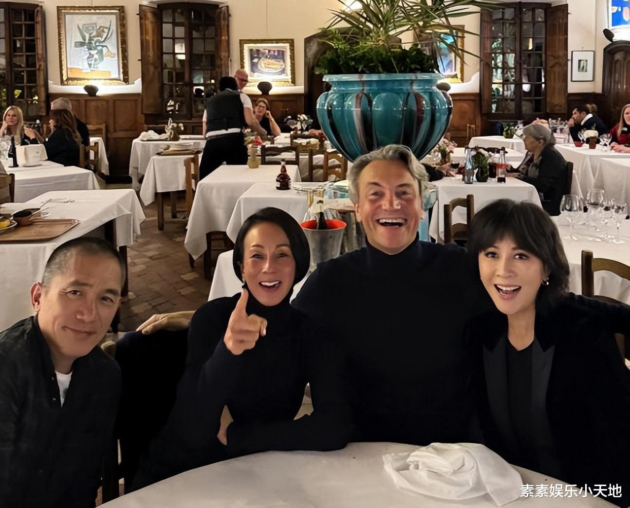 刘嘉玲和弟媳妇一起喝香槟，和梁朝伟在彩虹椅上依偎合影