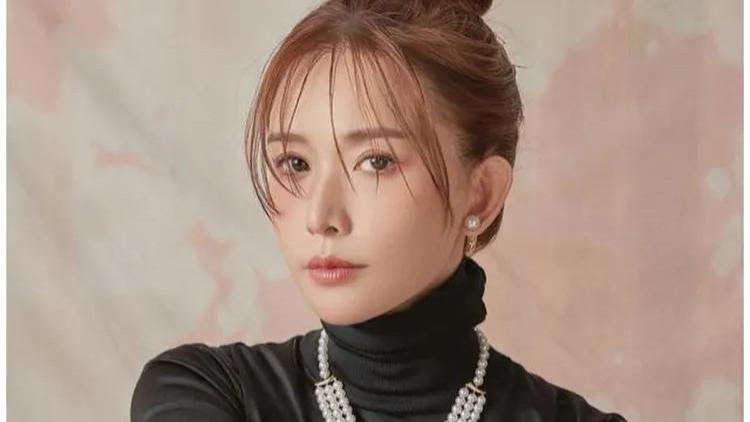 49岁林志玲罕见晒长腿，打扮太过日系被吐槽，姐姐美貌依旧