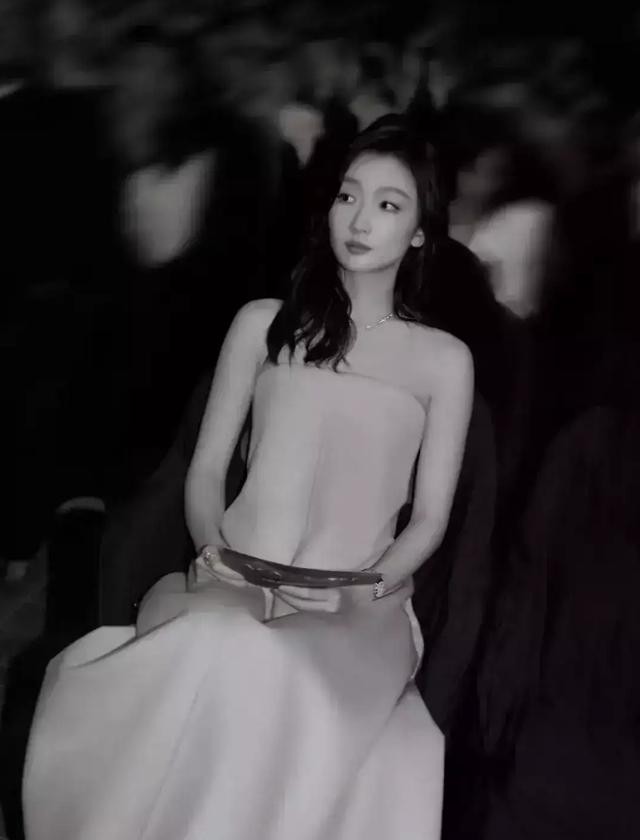 周冬雨现身釜山电影节颁奖,身材纤细,舞台上展现灵动的东方仪态