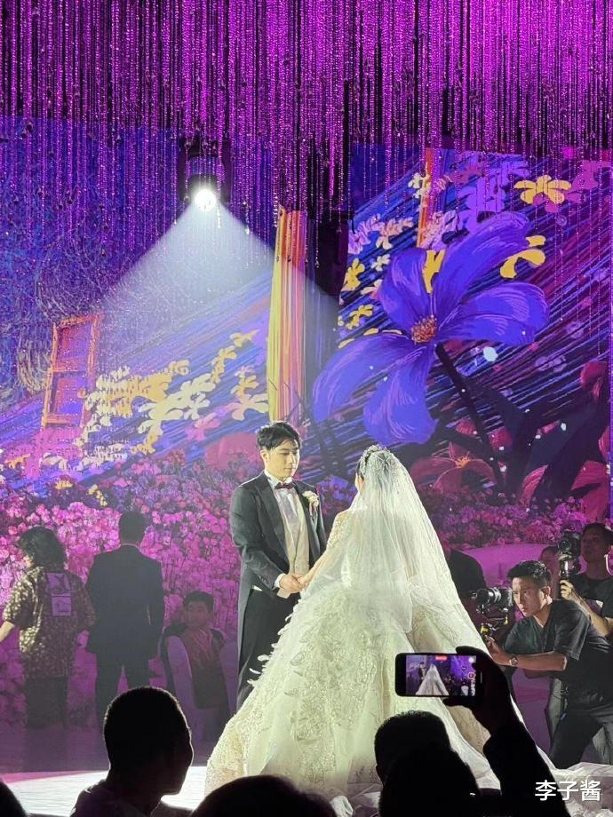 特步千金与七匹狼公子大婚，奚梦瑶现身祝福，身穿白裙抢尽风头