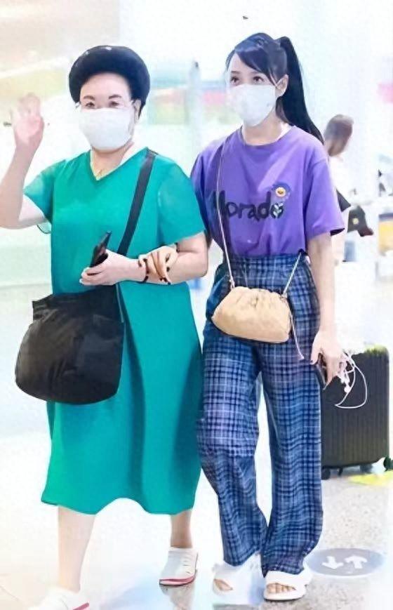 56岁伊能静同框72岁婆婆,穿短袖+阔腿裤+高马尾,洋气又减龄