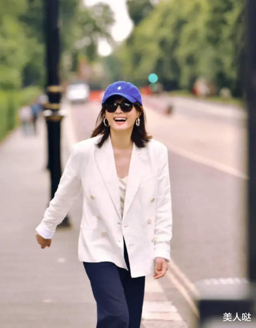 孙俪换发型气质大变!微卷发配吊带裙似豪门贵妇,衬得邓超像保安