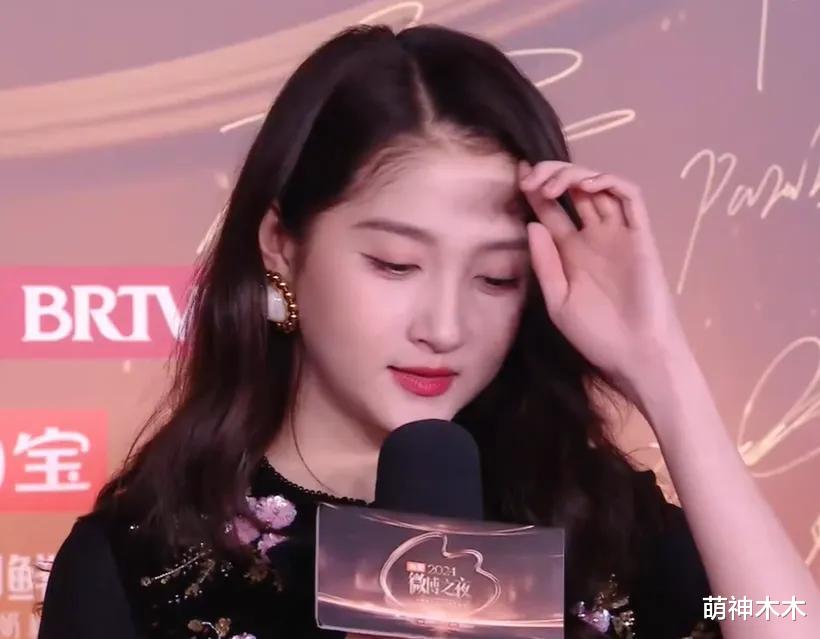 微博之夜红毯生图来了！赵丽颖挤出双下巴，杨紫瘦了，关晓彤脸肿