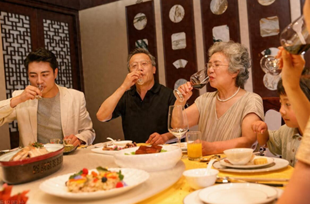 领导吃完饭说“让你破费了”，低情商说“不贵”，高情商这样做