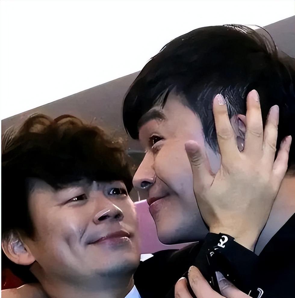 给刘德华下跪，和张译抢主演，冯小刚直言：我有点后悔，捧红他！