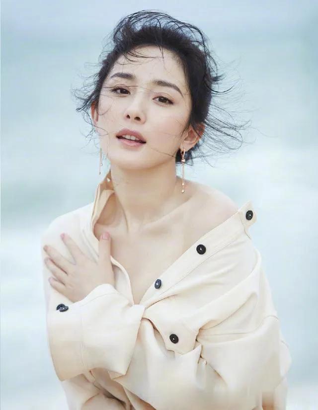 杨幂，夏日海边的清爽