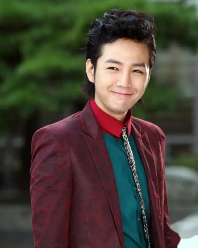 他是亚洲王子,用药过度致脸变形,如今家里最值钱东西是一双拖鞋