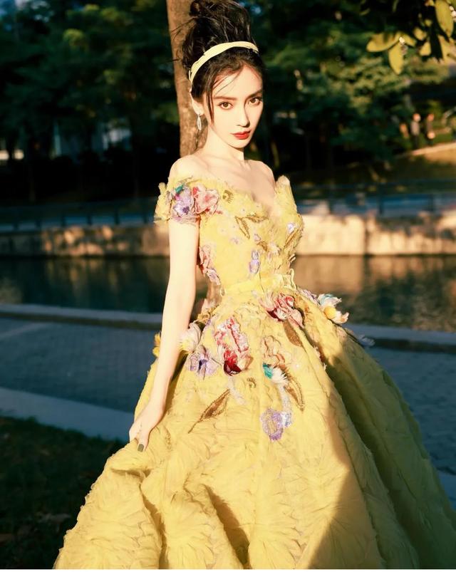 杨颖|被跑男打码，沦落到直播间蹭热度，她被娱乐圈遗忘是早晚的事