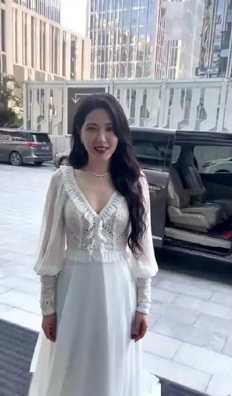 与曾黎分手后4年不谈恋爱，娶小8岁女星却再度爆红，为何又离婚了