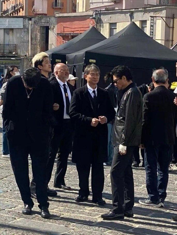 62岁刘德华近照老态龙钟？满头白发，啤酒肚抢镜，天王也老了！