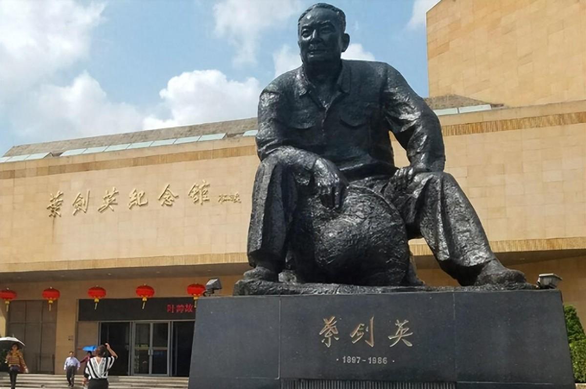 表面是歌手，实则背景强，爷爷是元帅，父亲是商界大佬