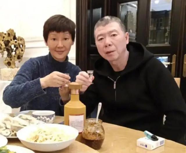 徐帆年轻时清纯可人,老了剪短发很中性,皮肤蜡黄干瘦像农家奶奶