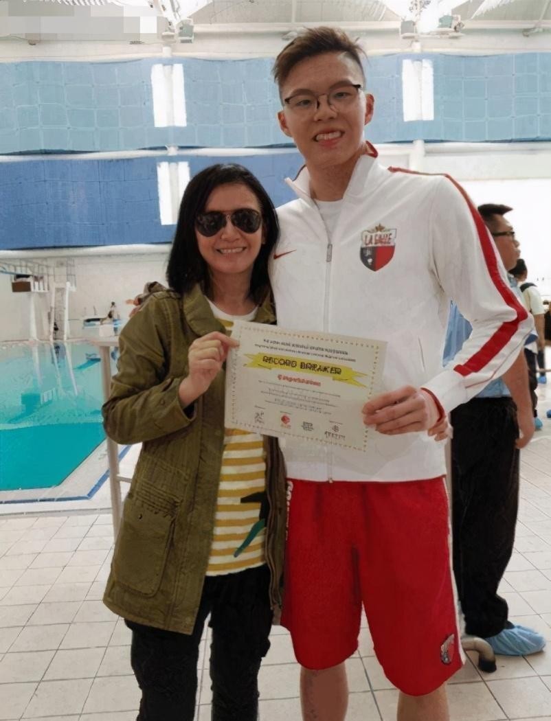 与梁朝伟同居6年分手,独自抚养儿子长大,儿子让她倍感骄傲