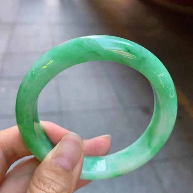 翡翠手镯挑选秘籍：避开陷阱，选对不上当！