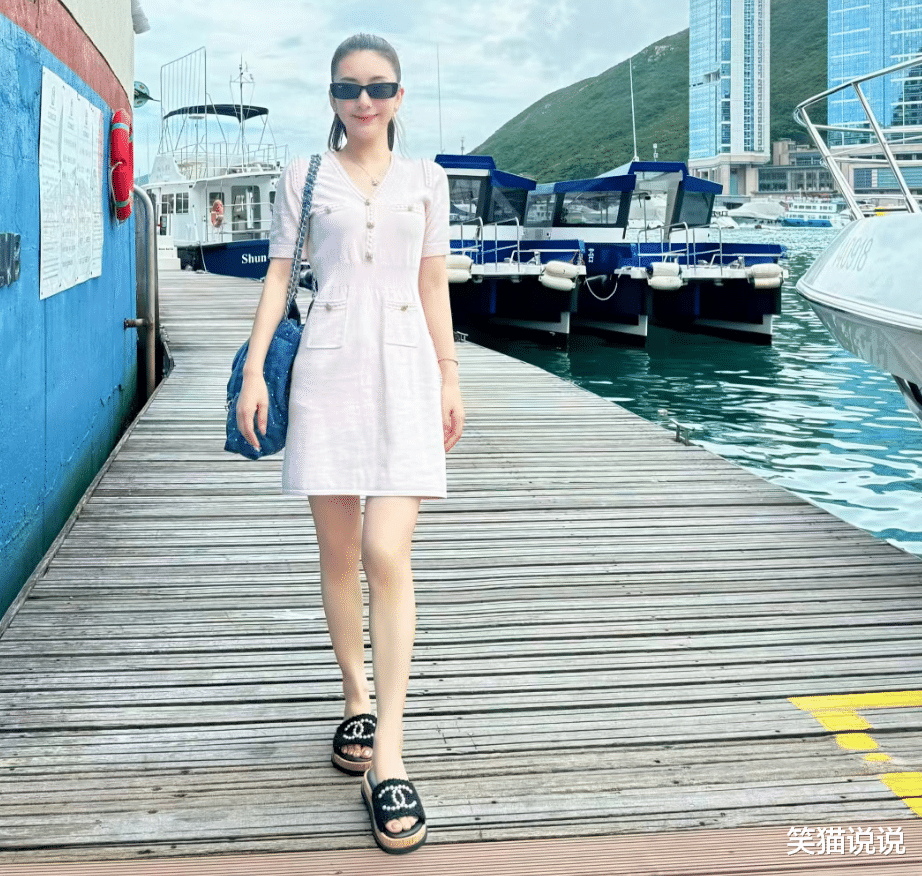 方媛晒全家福，郭富城陪妻子女儿出海游玩，一家四口合照好温馨