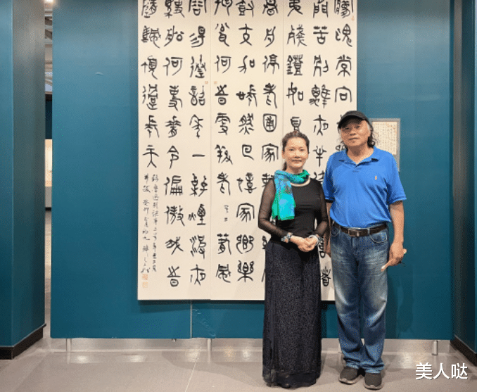 60岁何赛飞带火了一种新穿法：“新中式风+高马尾”，时髦高级又优雅