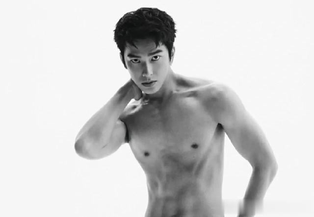 曾敬骅来自中国台湾的青年男演员，长相帅气迷人，演技精湛。