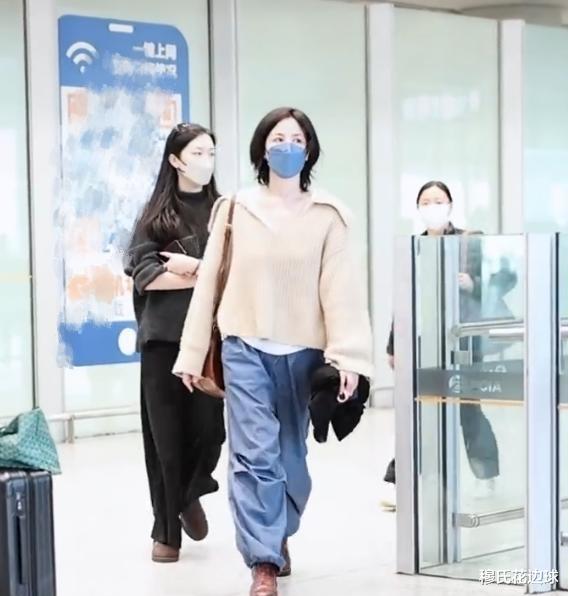 娱乐圈八卦：54岁王菲和17岁女儿李嫣机场遭曝光！母女状态大不同