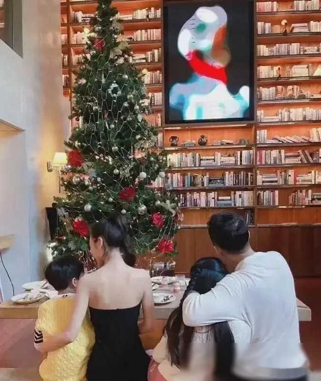 汪小菲携女友校门口偷偷见儿女三分钟,女儿哭了,汪小菲也哭了