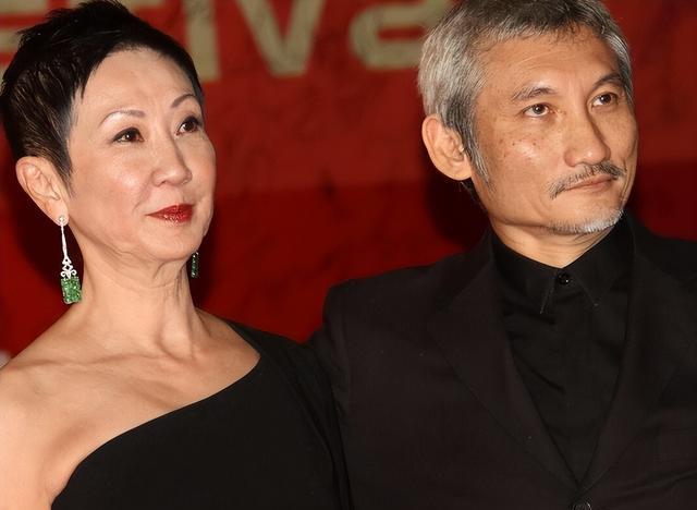 74岁徐克与73岁施南生罕见同框,一个满眼嫌弃、一个满脸不耐!