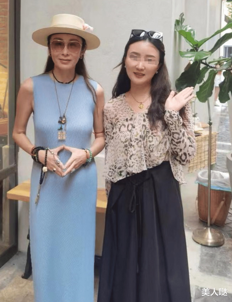 张敏暴大变样!上身只穿“一块布”秀身材,虽干瘪但气质还是很好