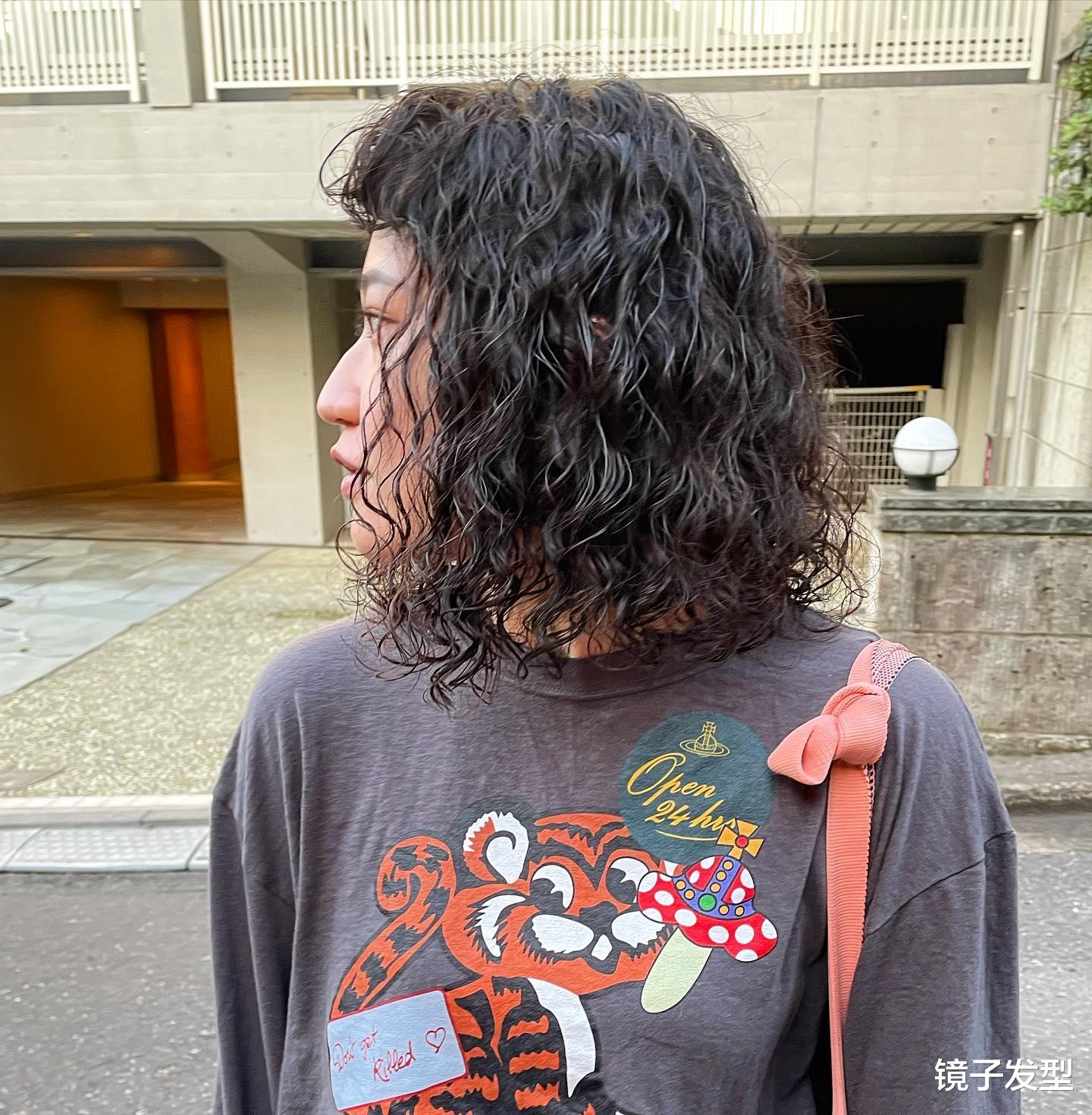 女士发型别乱剪,羊毛卷波波头真不错,洋气又时尚有型