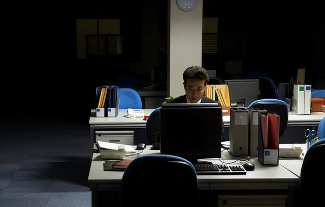 53岁男子夜间猝死，生前爱散步没三高，医生叹息：都是2件事害的