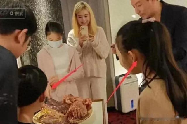 大S疑无时间打扮女儿，汪希玥衣着土气见爸爸，汪小菲却西装革履