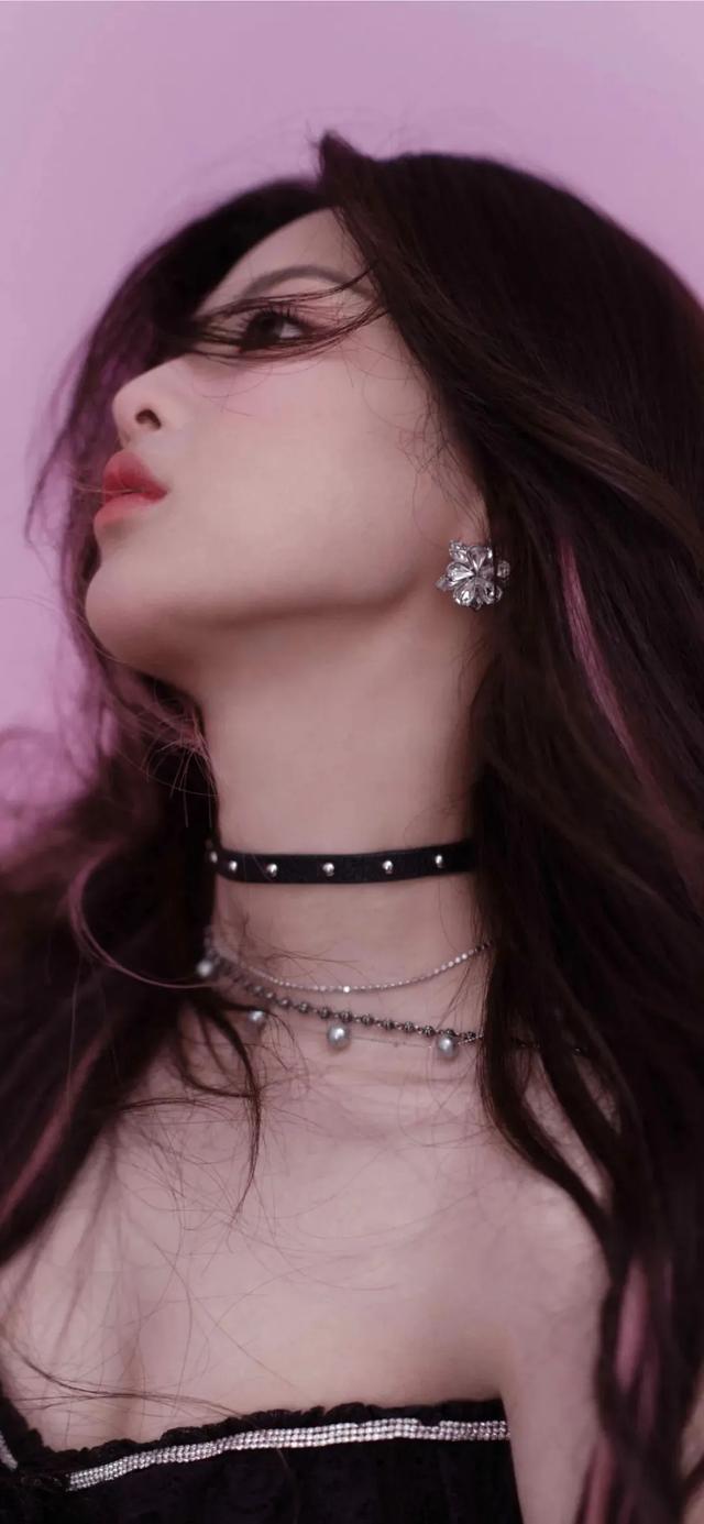 杨超越:粉墨交织,甜辣诱人的娱乐圈奇迹!